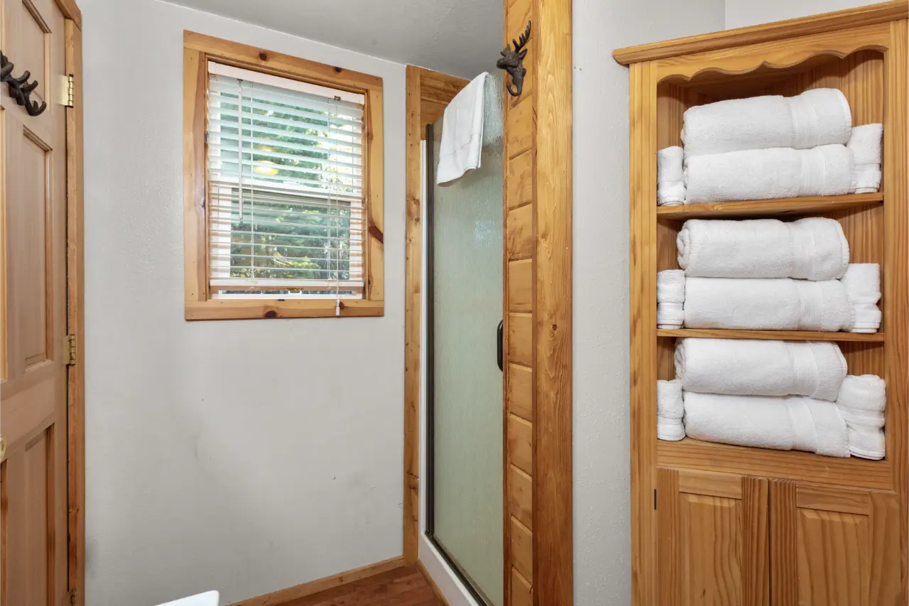 lodging in glacier national park three bears cabin (12)